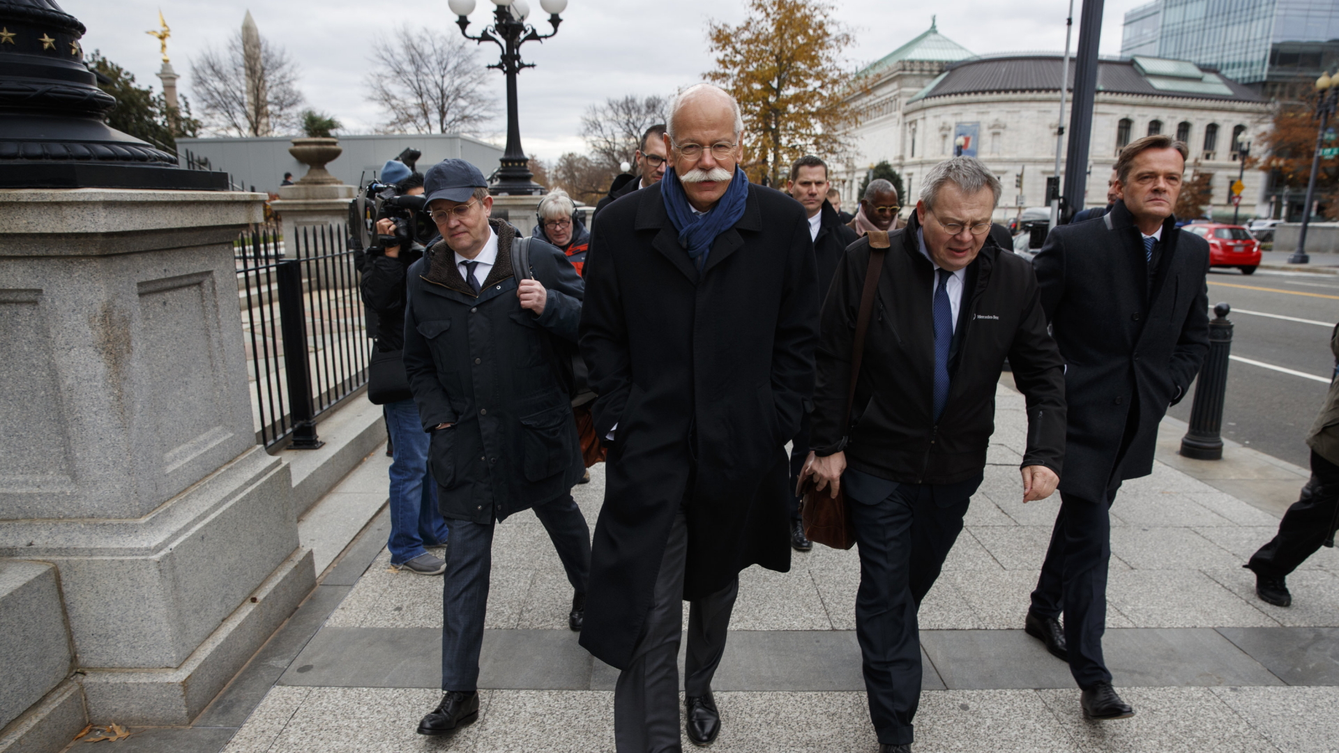 Dieter Zetsche, CEO von Daimler, geht auf einer Straße in Washington D.C. | Bildquelle: AP