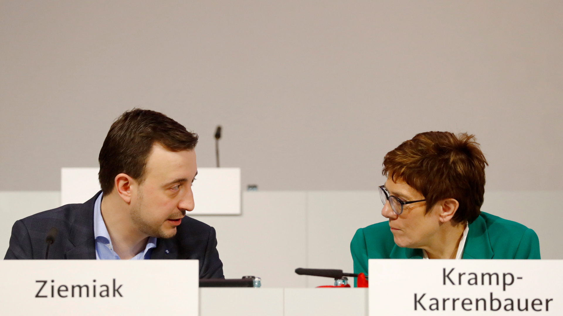 Paul Ziemiak und Annegret-Kramp-Karrenbauer | Bildquelle: REUTERS