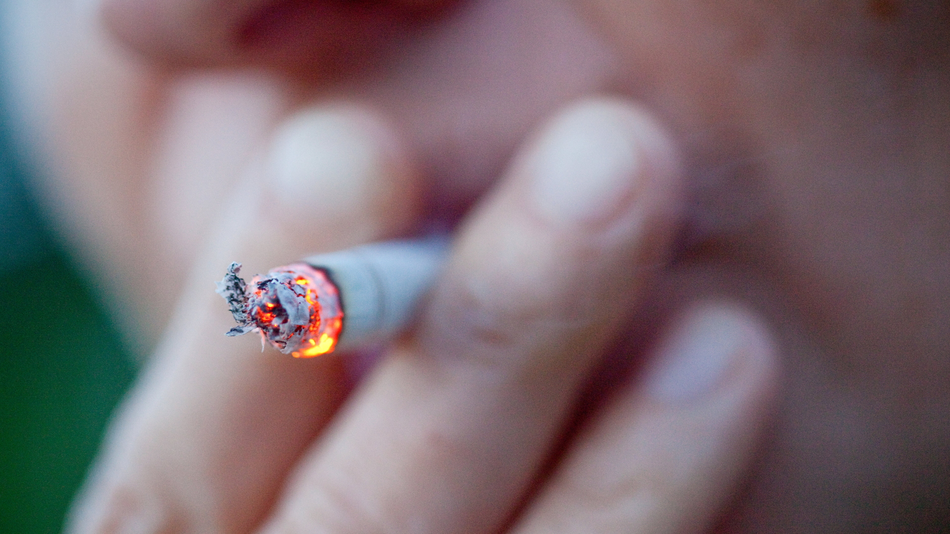 Mann raucht eine Zigarette | Bildquelle: dpa