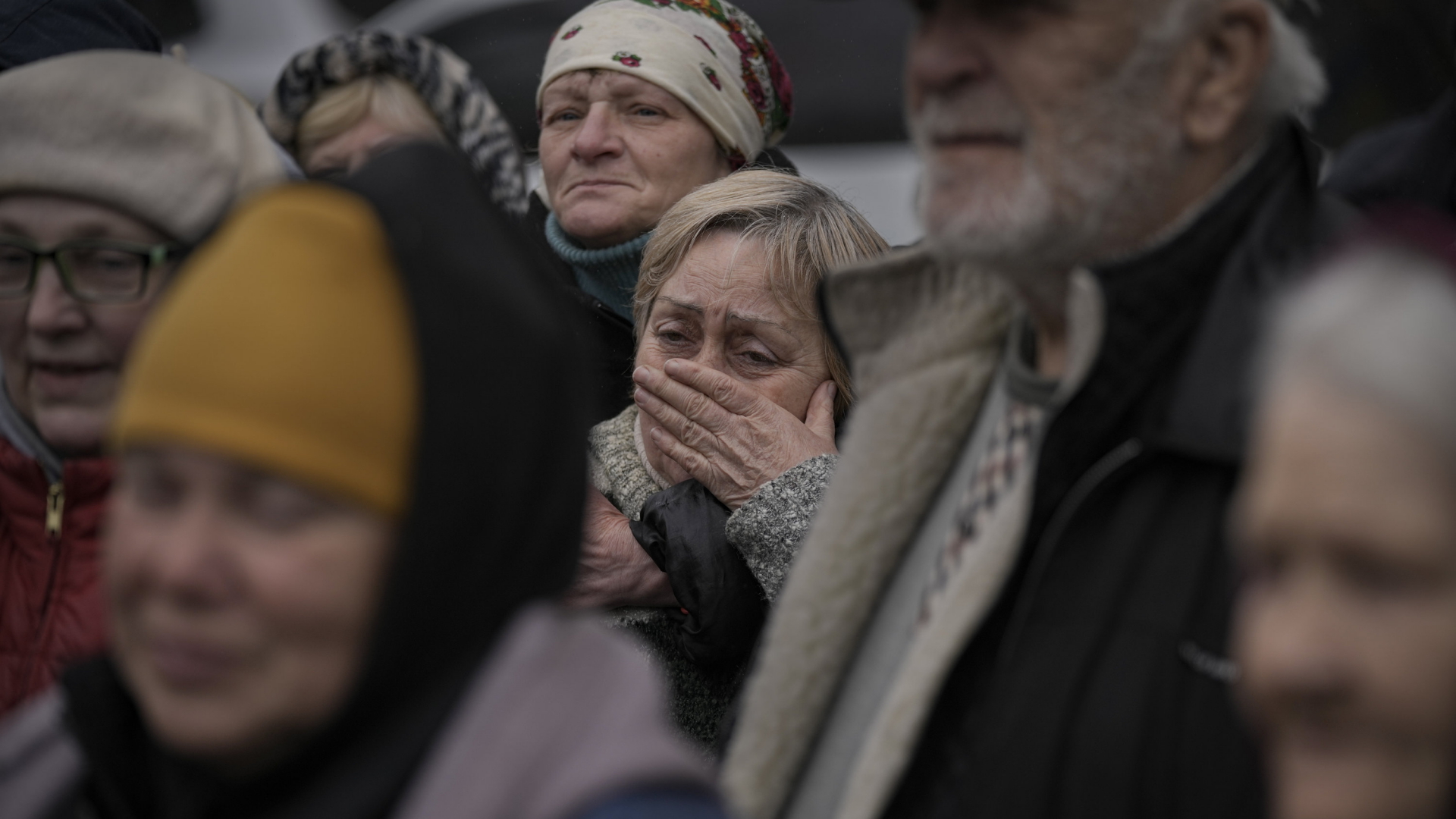 Eine Frau begrüßt weinend die ukrainischen Soldaten in der Stadt Butscha | Bildquelle: AP