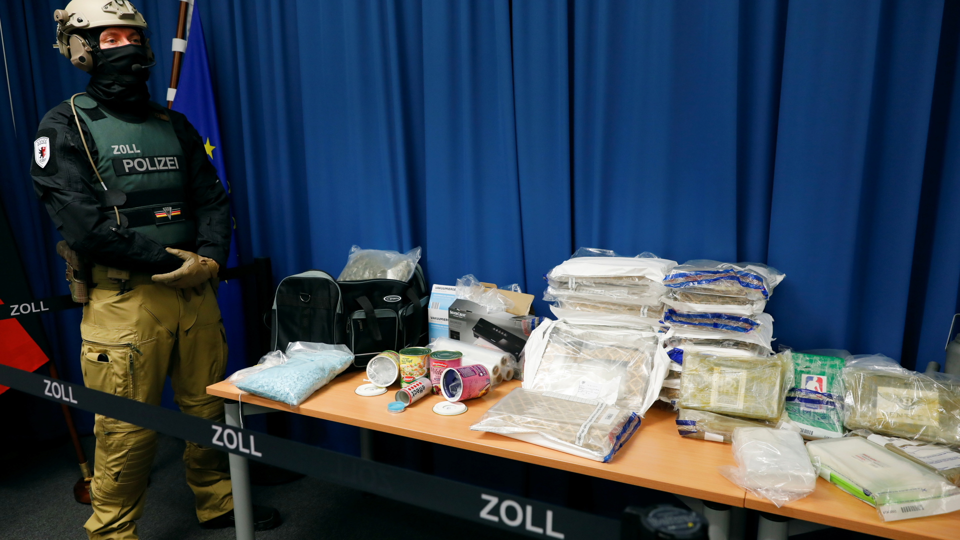 Ein Polizist steht neben einem Tisch mit konfiszierten Drogen. | REUTERS