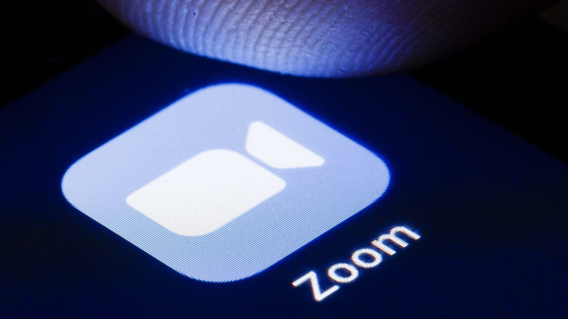 Das Zoom Logo ist auf dem Display eines Smartphones. | picture alliance / photothek