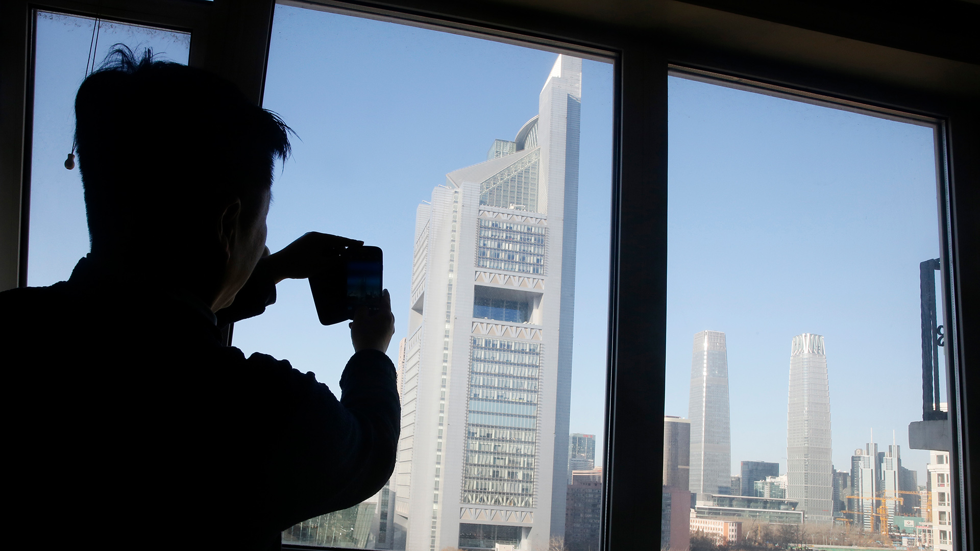 Zou Yi macht ein Foto von dem blauen Himmel in Peking. | picture alliance/AP Photo