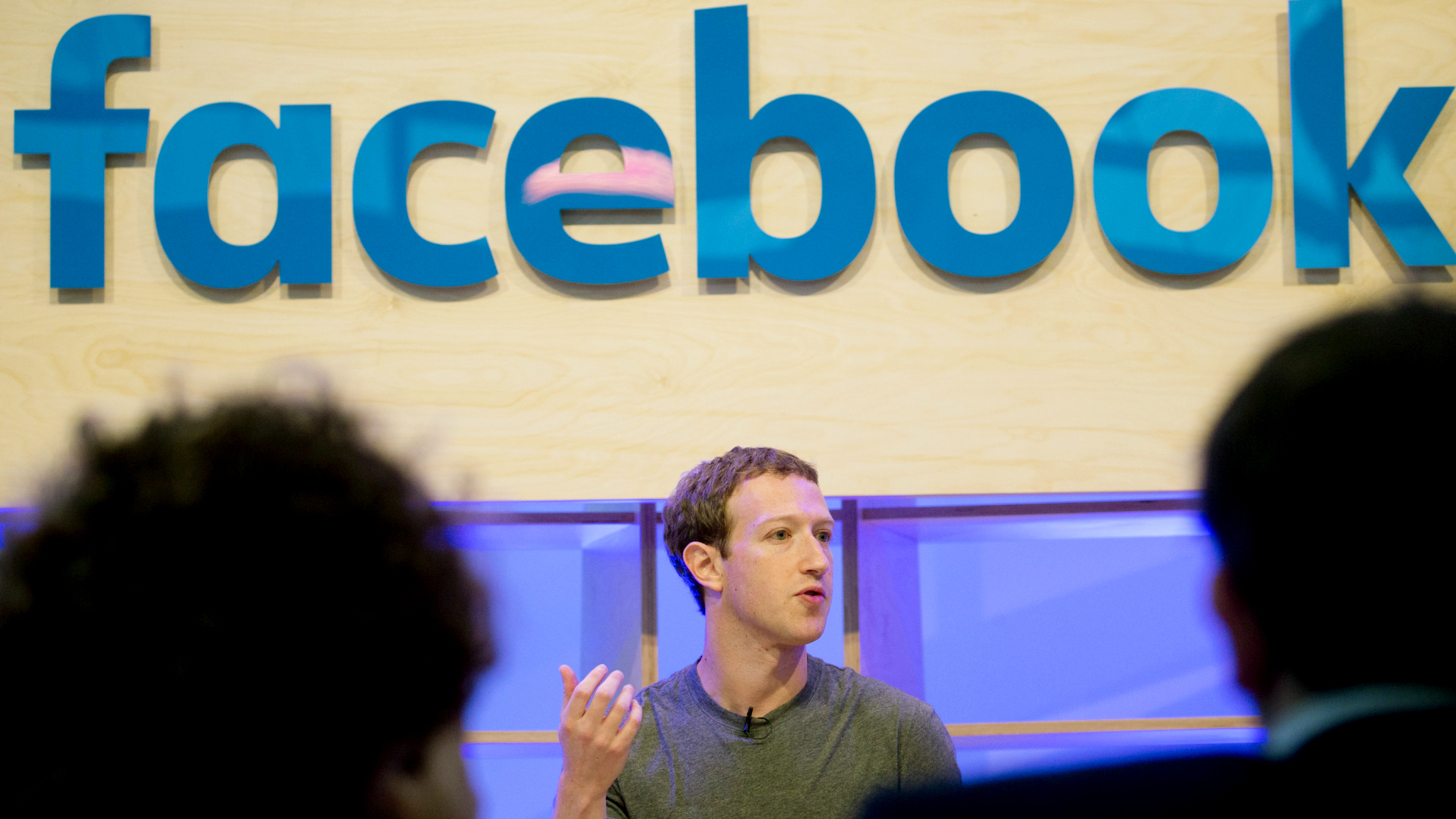 Facebook-Gründer Mark Zuckerberg spricht im Facebook Innovation Hub. | dpa