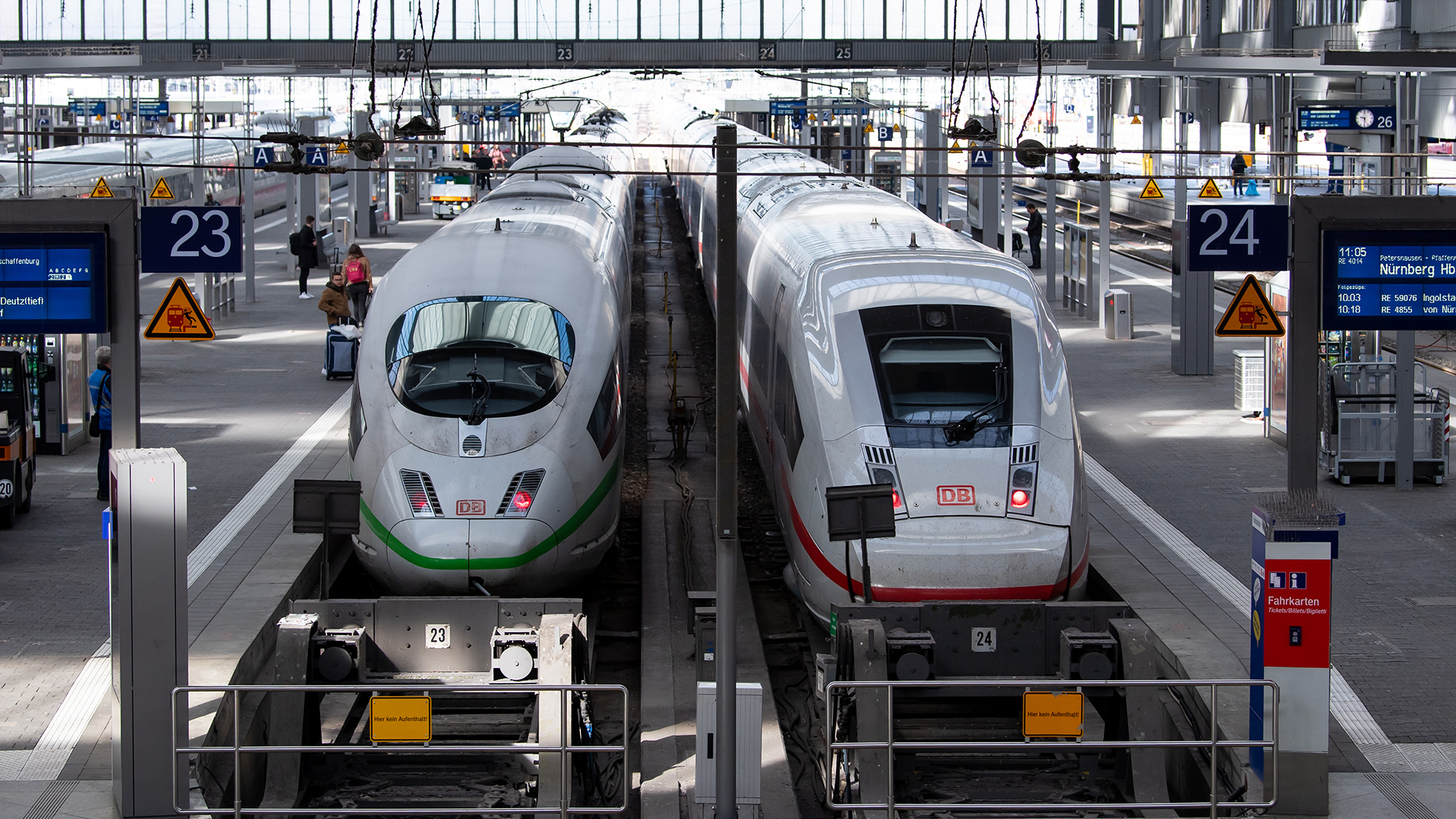 Blick auf zwei Züge der Deutschen Bahn im Hauptbahnhof in München | dpa