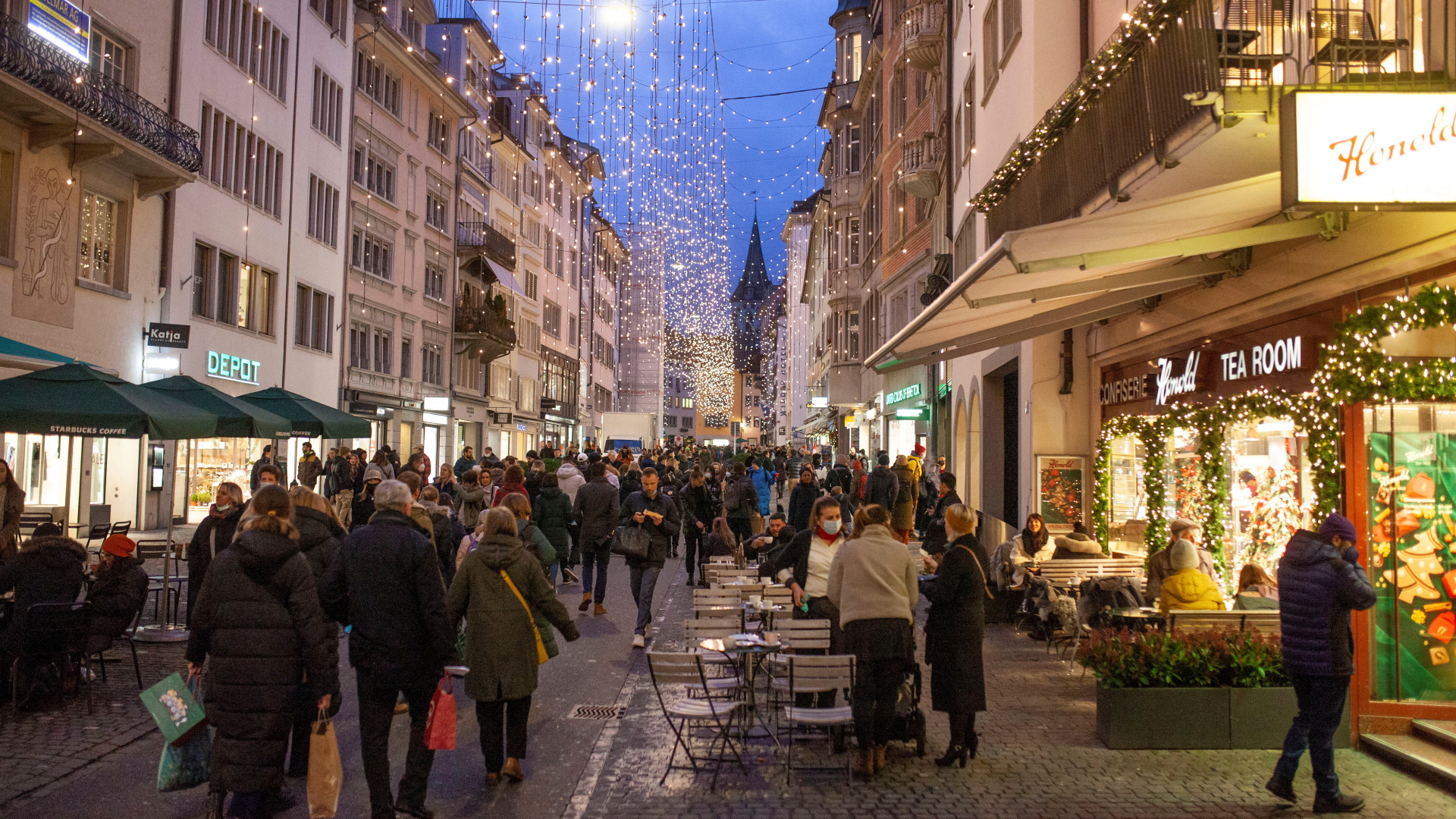 Pasen und Kunden auf dem weihnachtlich gestimmten Rennweg in Zürich (Schweiz) | REUTERS