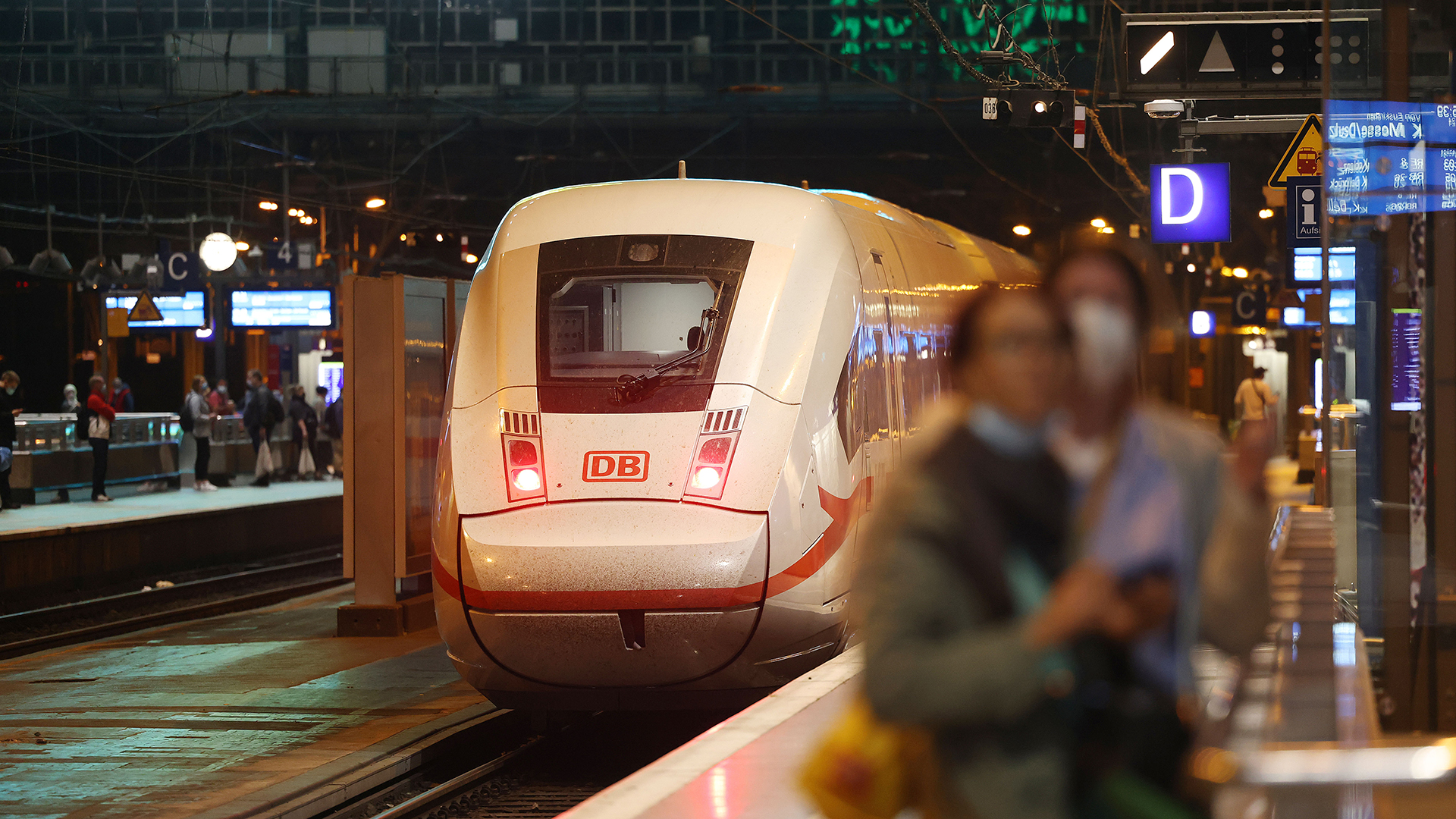 Ein Zug fährt in den Kölner Hauptbahnhof ein. | dpa