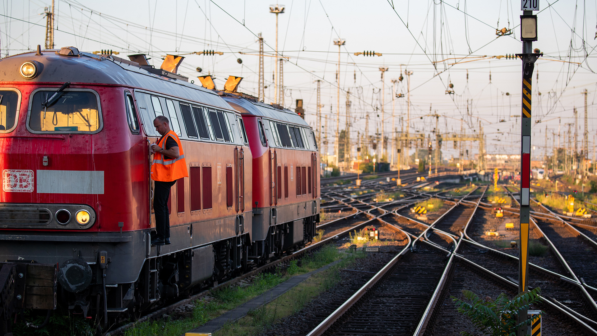 Ein Mitarbeiter der Deutschen Bahn steigt aus einem abgestellten Zug aus. | EPA