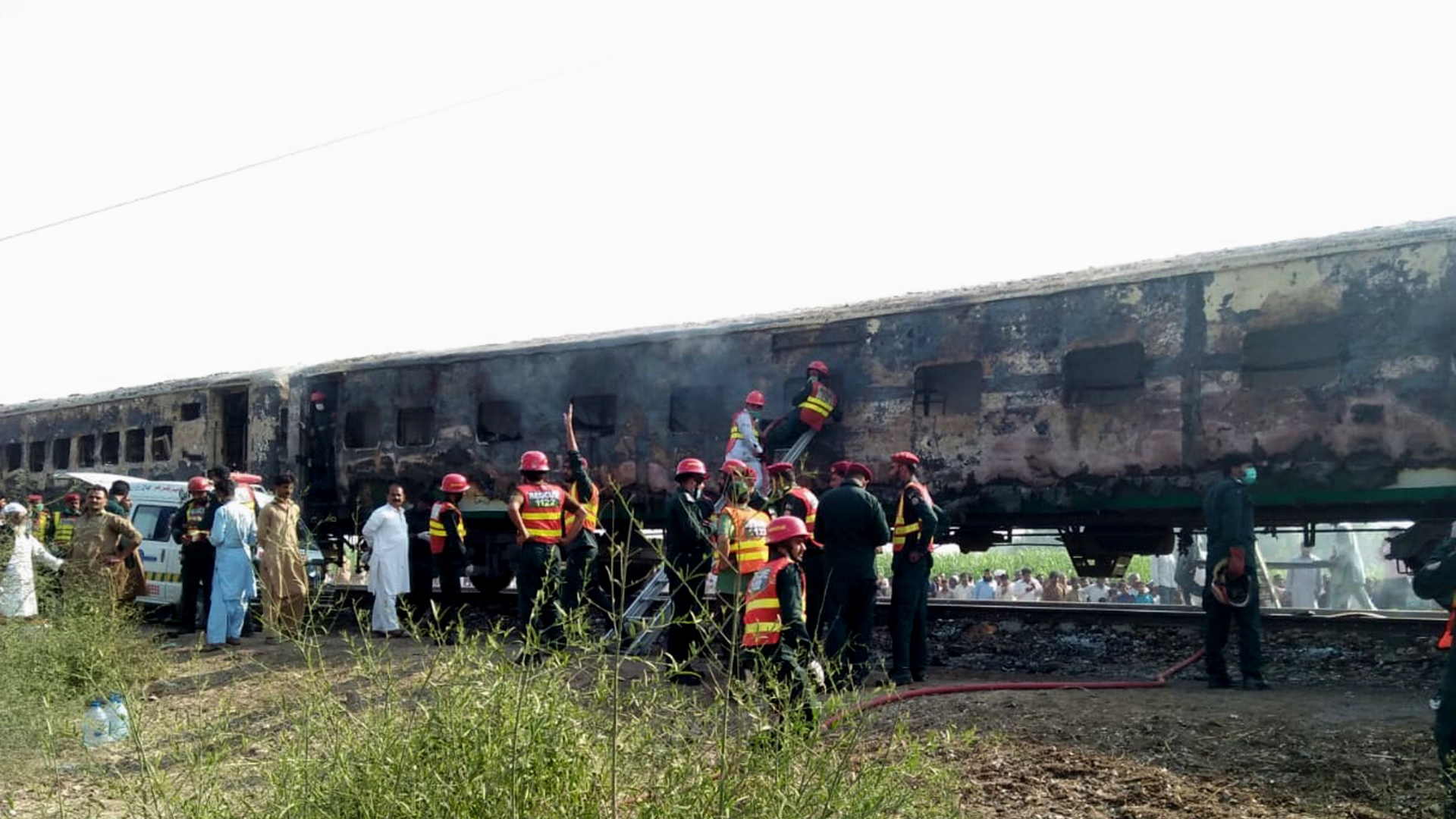 Ein ausgebrannter Zug in Pakistan | STRINGER/EPA-EFE/REX