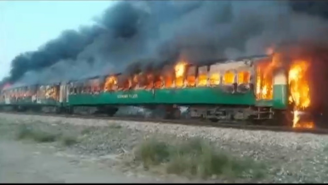 Ein brennender Zug in Pakistan | REUTERS