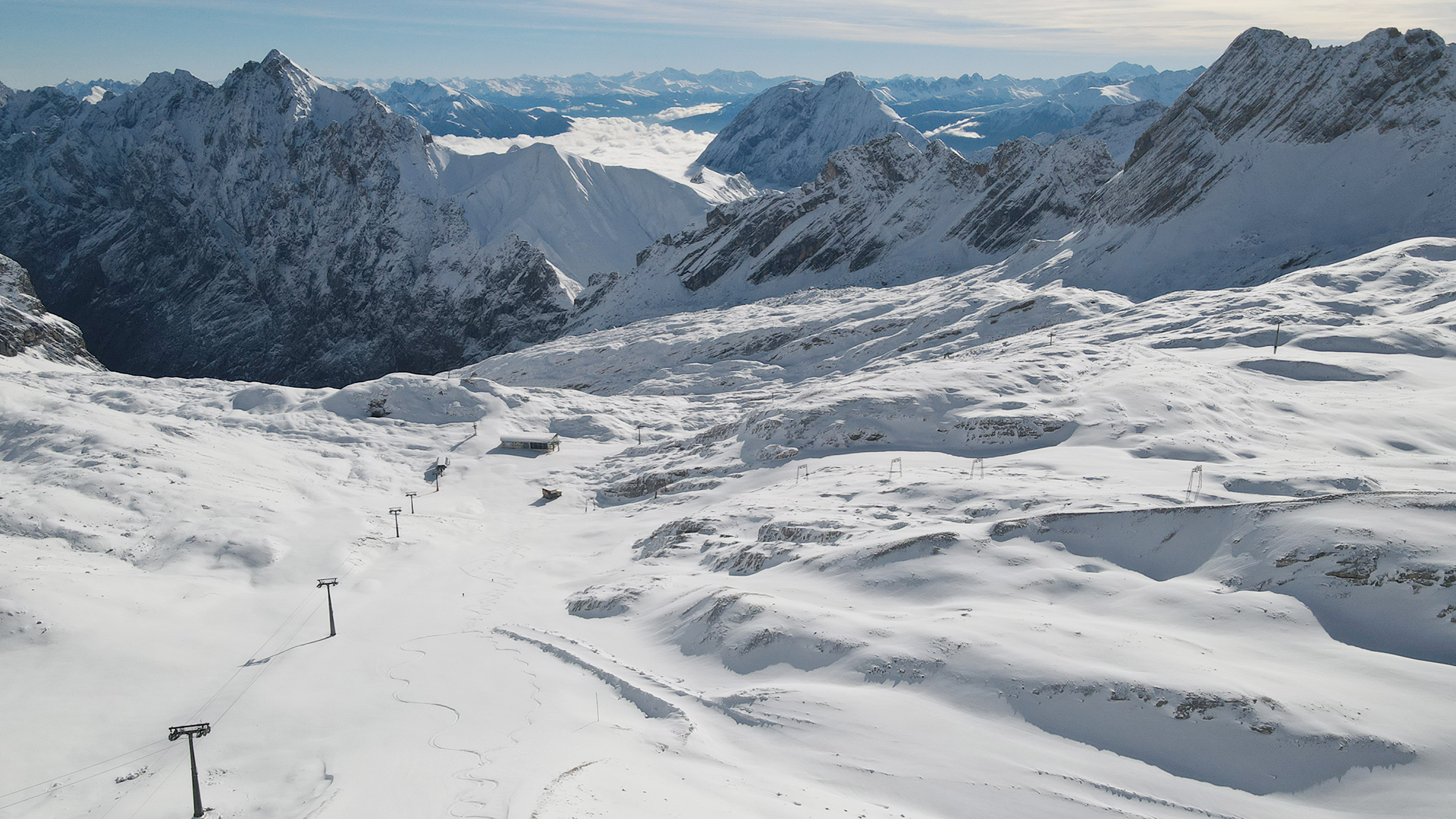 Die Masten eines Skilifts stehen im Schnee auf der Zugspitze. | BR/Martin Breitkopf 