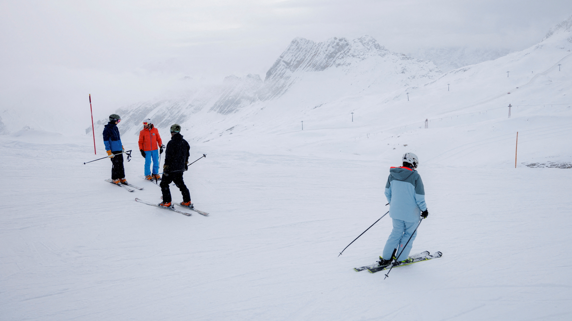 Skifahrer sind auf der Zugspitze unterwegs | REUTERS