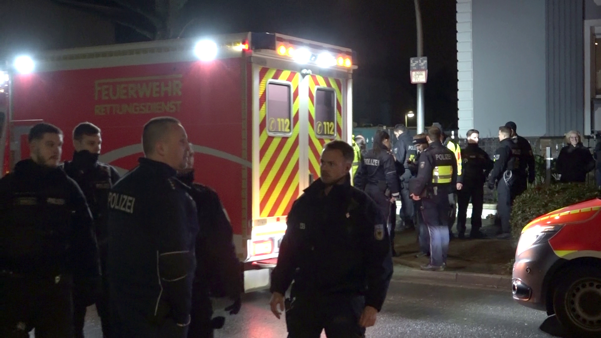 Nach einem Zugunglück stehen ein Krankenwagen und Rettungskräfte nahe der Unfallstelle in Recklinghausen. | dpa