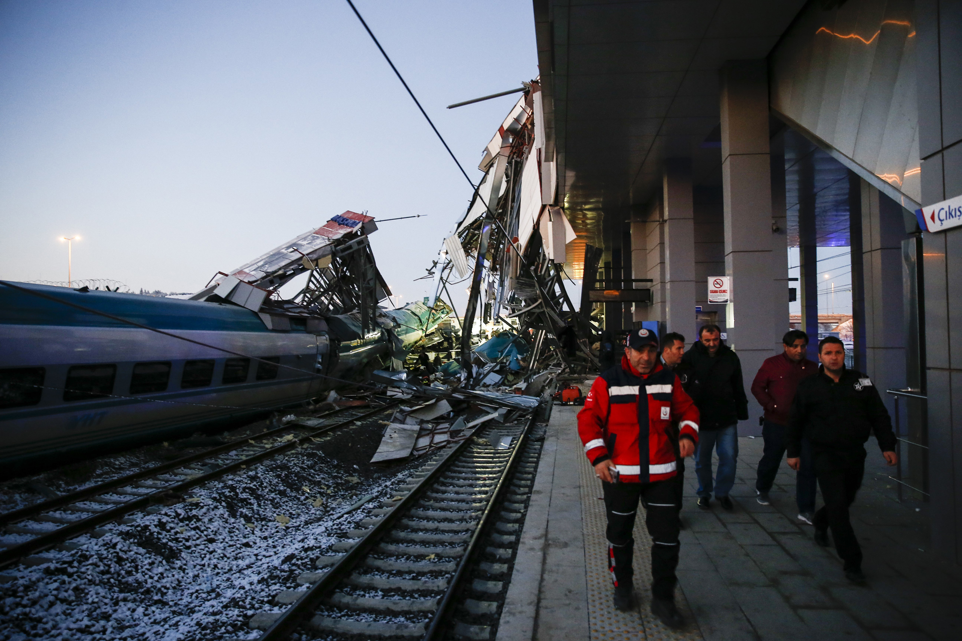 Rettungskräfte bergen Verletzte beim Zugunglück in Ankara | Bildquelle: picture alliance / AA