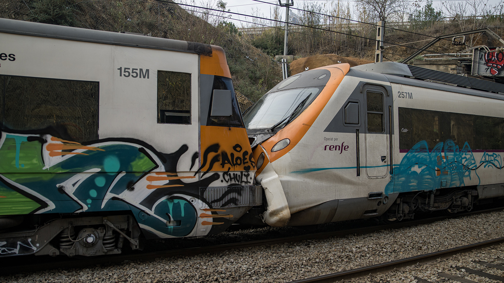 Blick auf die Kollisionsstelle zweier Züge im Bahnhof Montcada i Reixac. | dpa