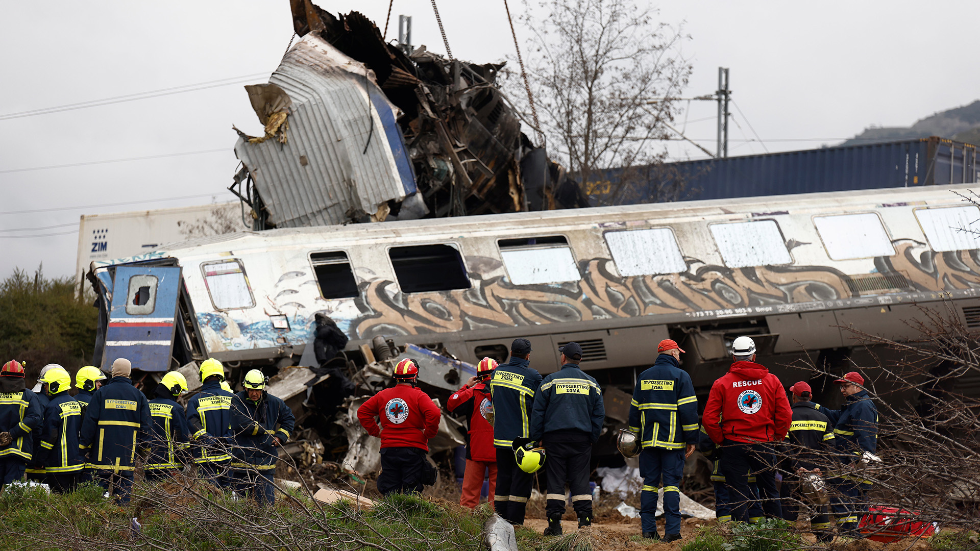 Teile eines beschädigten Zugwaggons nach einer Kollision in der Nähe der Stadt Larissa. | EPA