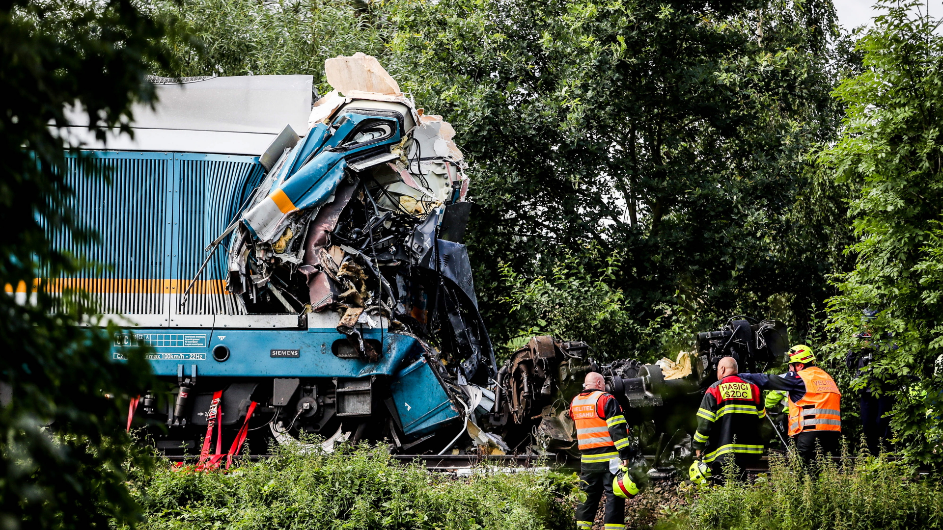 Die bei einer Zugkollision in Tschechien zerstörte Lokomotive | EPA