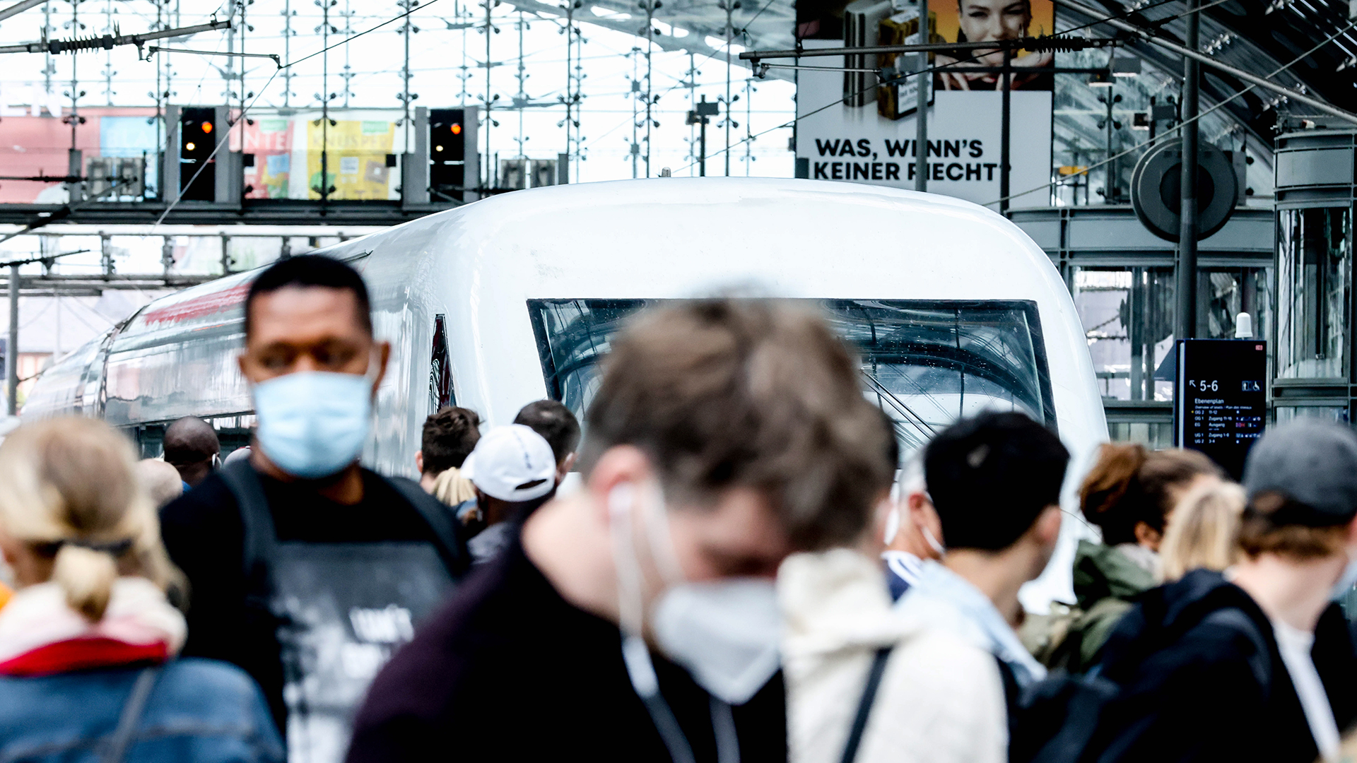 Passagiere mit Mund-Nasen-Schutz stehen auf dem Hauptbahnhof in Berlin. | EPA