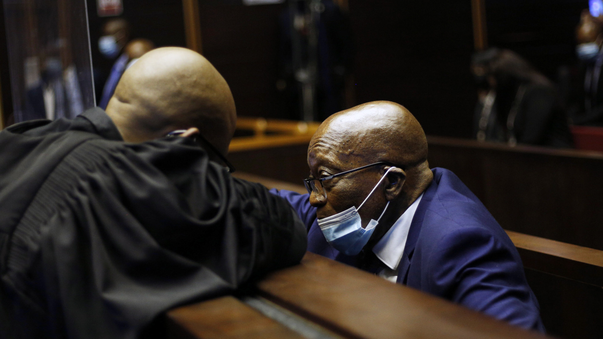 Südafrikas Ex-Präsident Zuma berät sich mit einem Mitglied seines Anwaltteams am Rande des Prozesses in Pietermaritzburg.