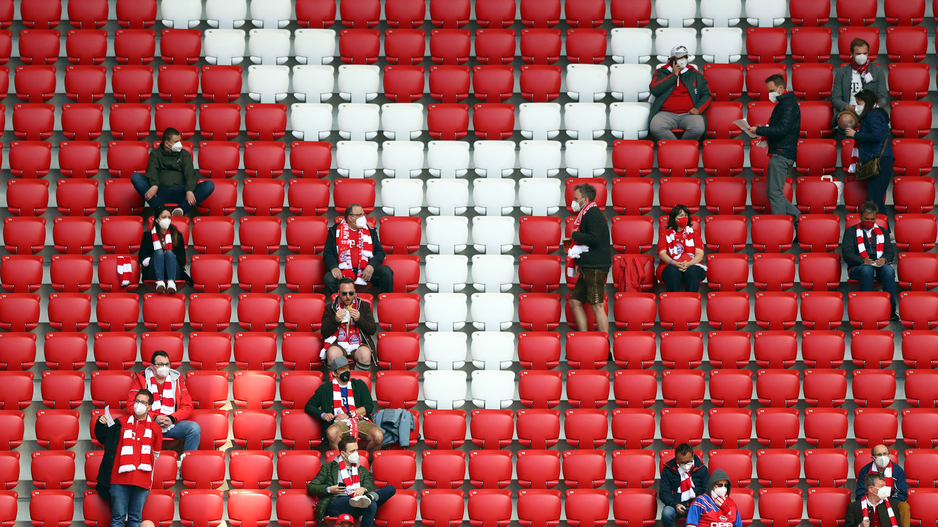 Zuschauer sitzen in der Münchener Allianz Arena auf der Tribüne. | picture alliance/dpa/AP-Pool