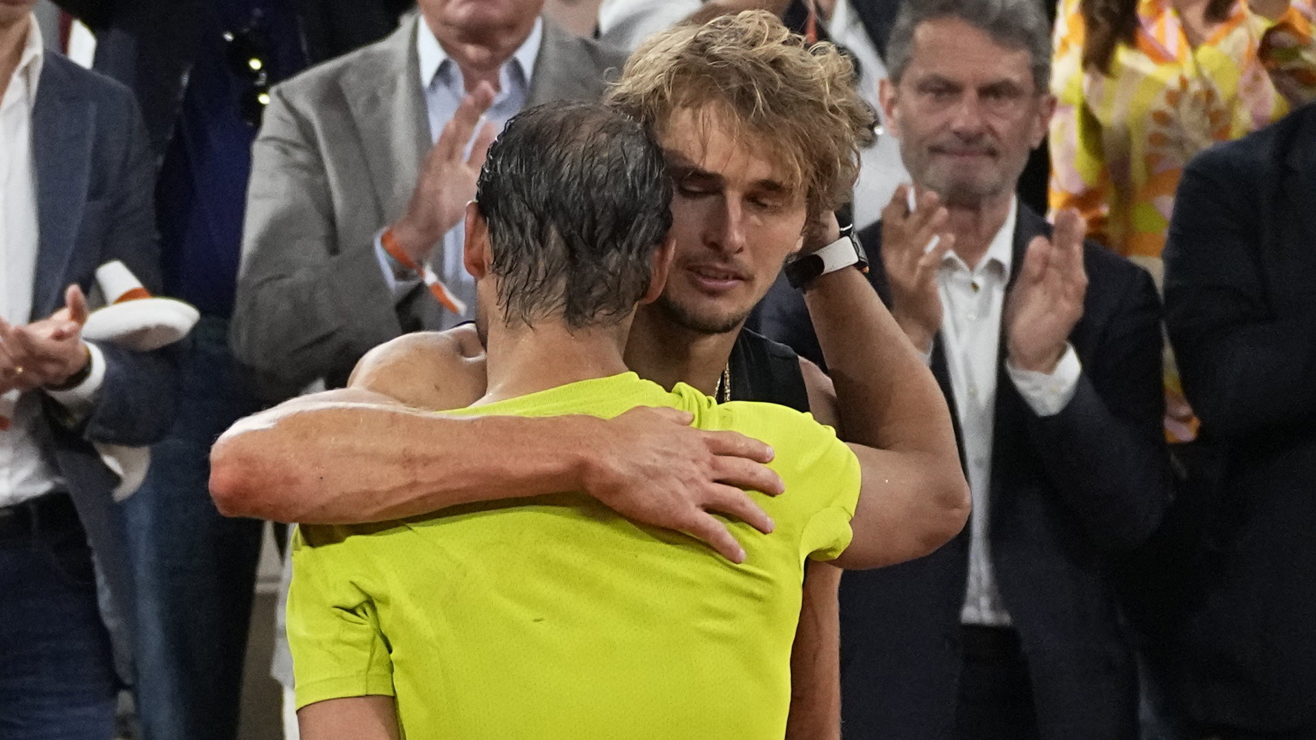 Der verletzte Alexander Zverev umarmt seinen Halbfinal-Gegner Rafael Nadal bei den French Open in Paris | dpa
