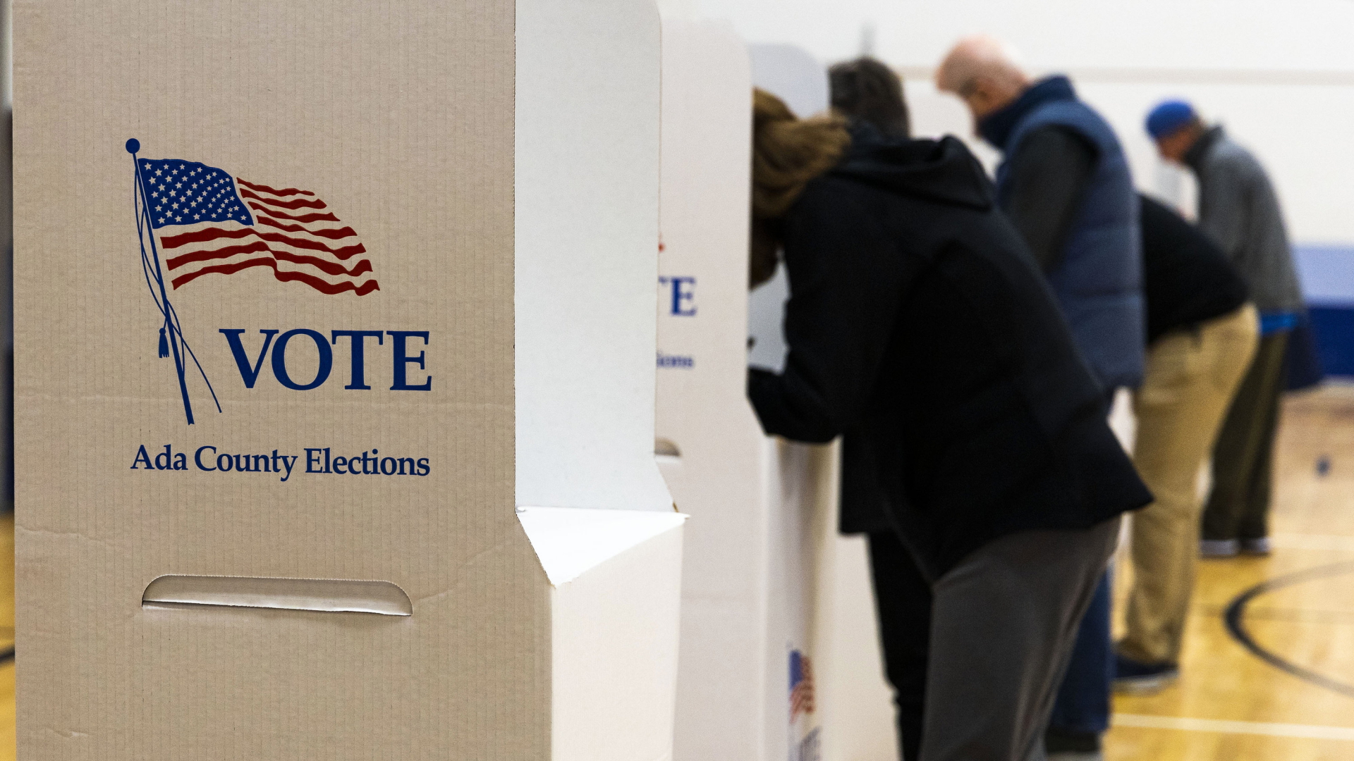 Wähler stimmen bei den US-Zwischenwahlen ab. | AP