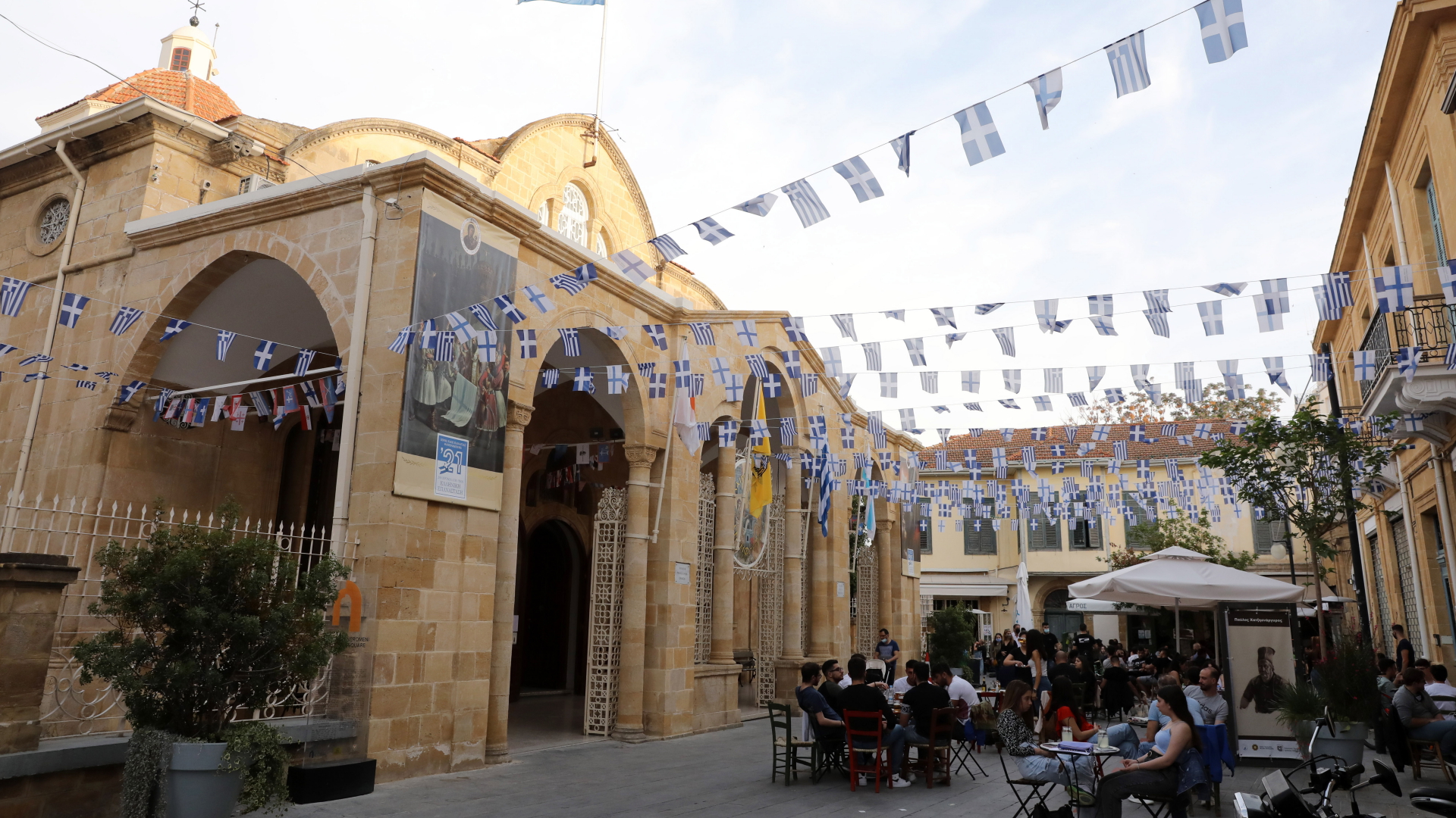 In Nikosia auf Zypern sitzen Menschen in einem Café. | EPA