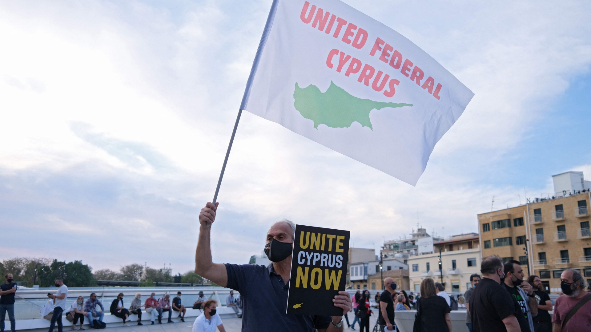 Ein Mann demonstriert in Nikosia (Zyern) für die Vereinigung beider Inselteile | AFP