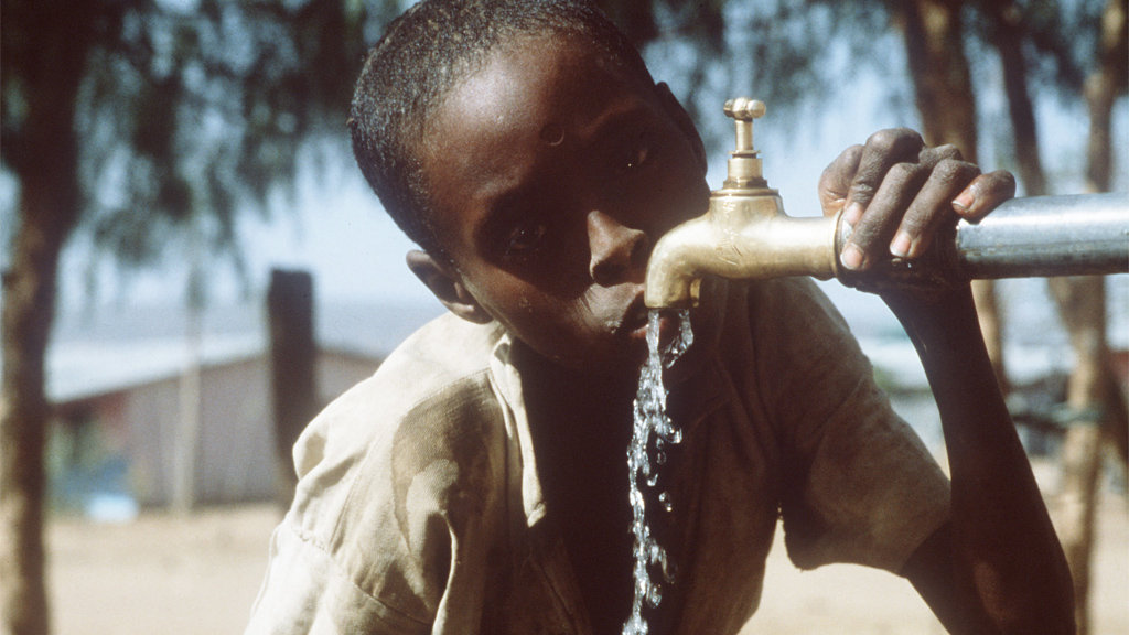 Junge trinkt aus Wasserhahn | picture-alliance/ dpa