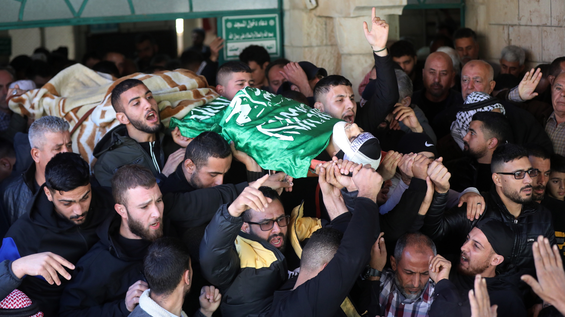 Palästinenser tragen den Körper eines 23-Jährigen in der Stadt Tubas.Der Mann starb bei Zusammenstößen am Josefsgrab im Westjordanland. | EPA