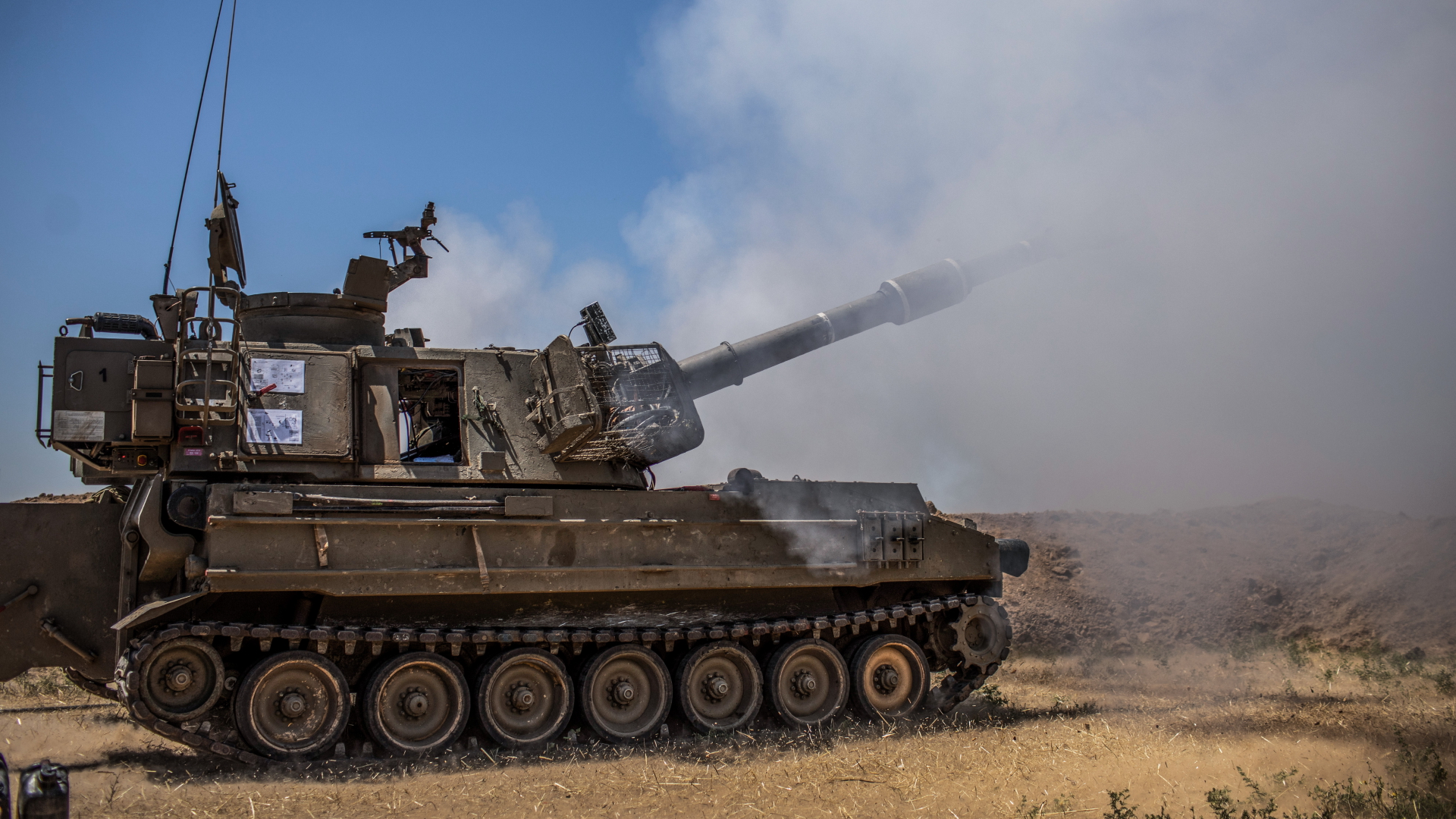 Israelische Artillerie schießt Granaten ab. | dpa