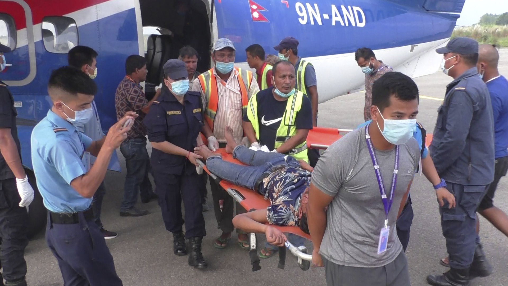 Rettungskräfte im Einsatz nach dem Busunglück im Westen Nepals | AP