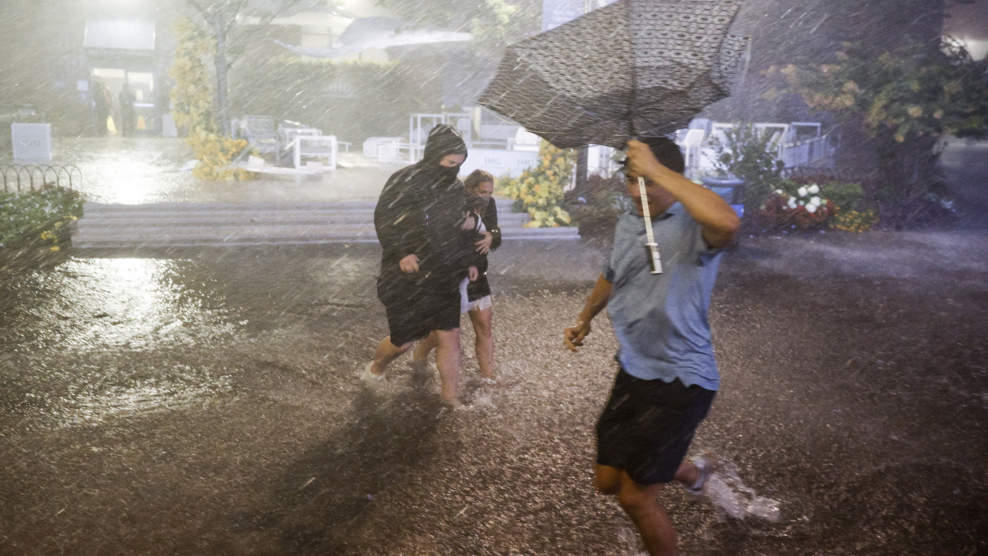 Menschen kämpfen sich durch den Starkregen in New York | EPA