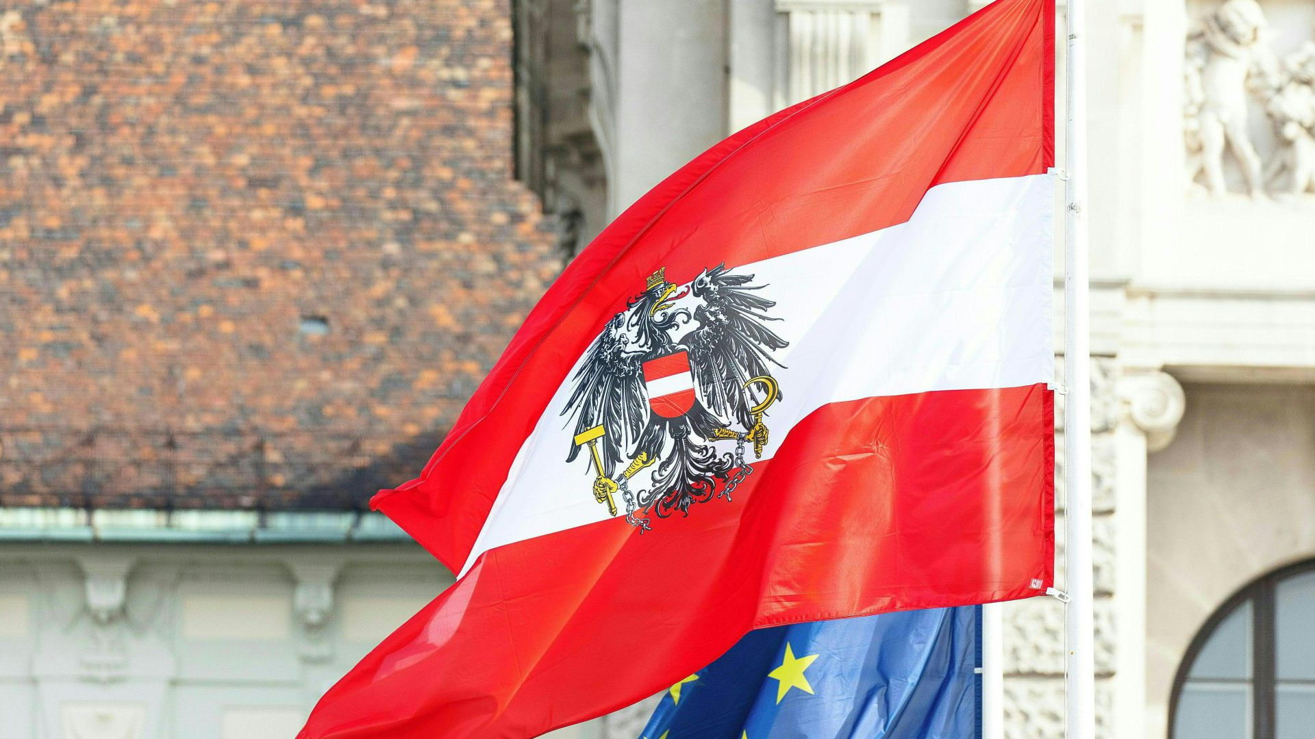 Auf dem Heldenplatz in Wien weht eine österreichische Flagge.