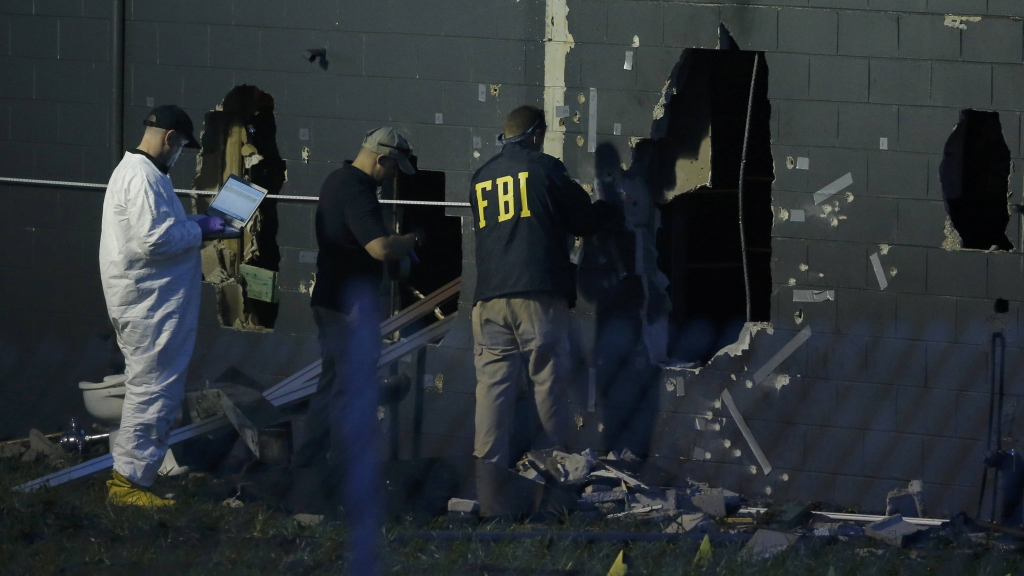 Ermittler untersuchen den Tatort in Orlando