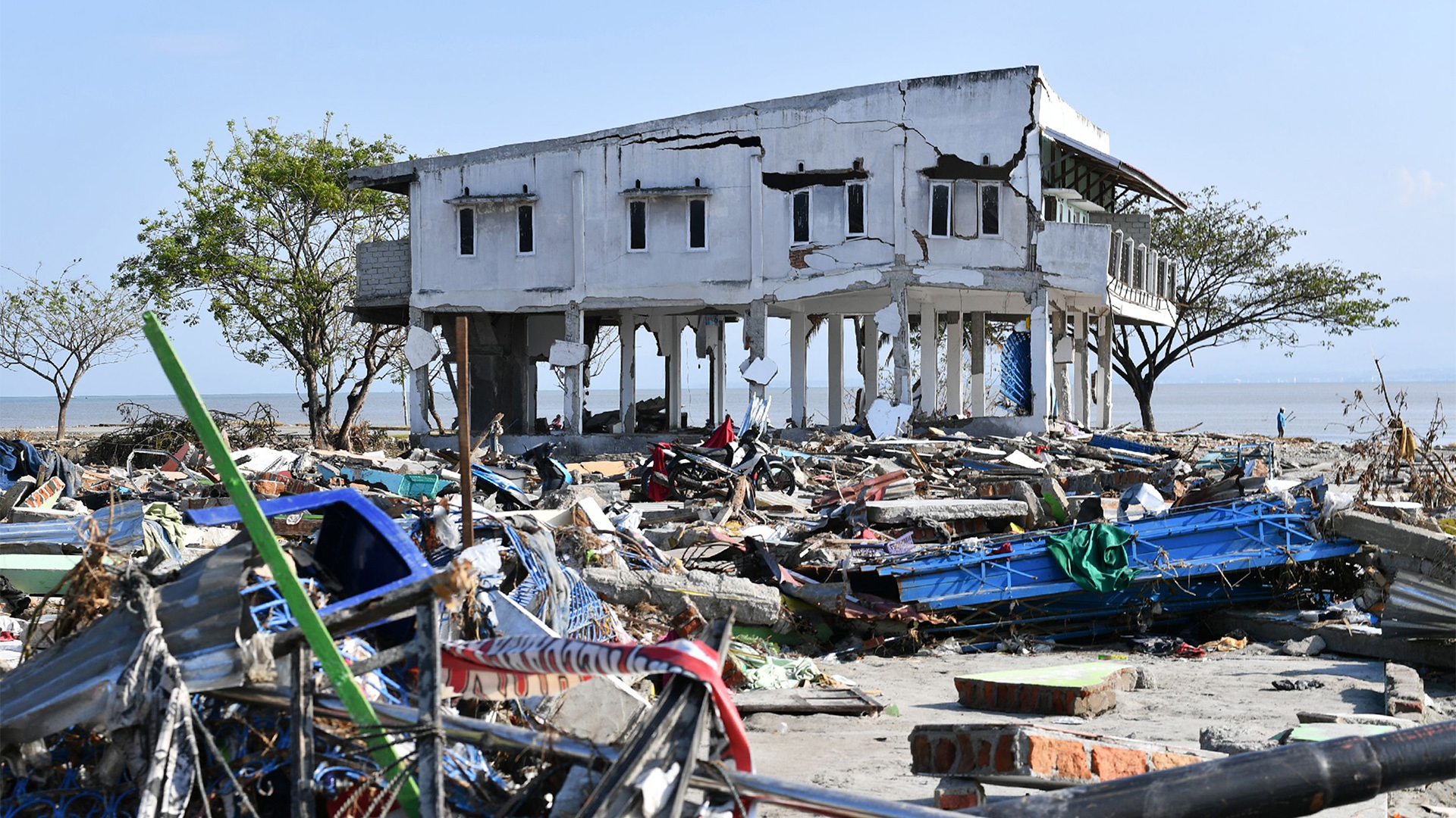 eine Überlebende des Erdbebens sucht in den Trümmern in Palu | Bildquelle: AFP