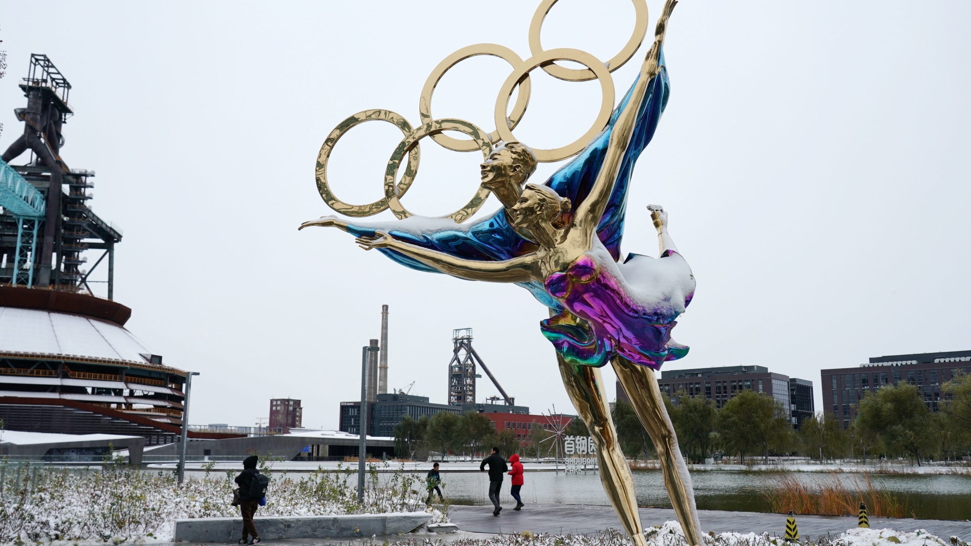 Eine Figur mit den Olympischen Ringen steht im Shougang-Park in Peking und ist mit Schnee bedeckt. 