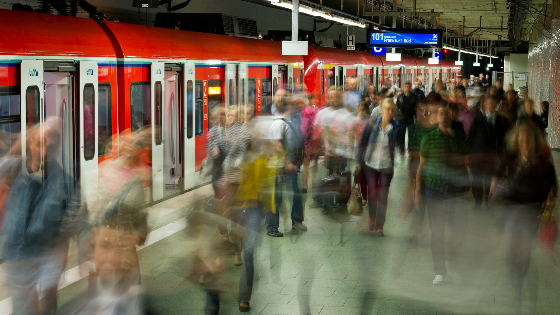  Viele Menschen verlassen eine gerade eingefahrene S-Bahn im unteren Teil des Hauptbahnhofs. | dpa