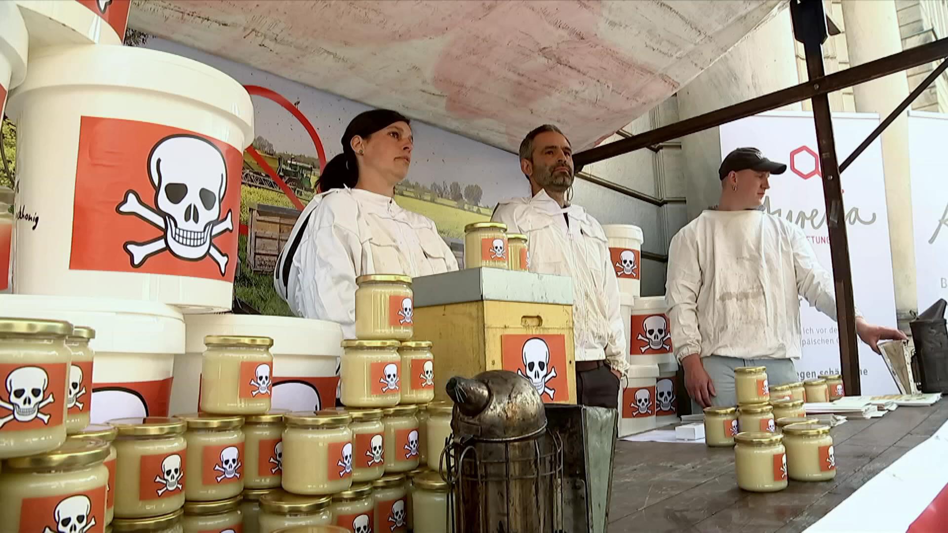 Bio-Imker Sebastian Seusing demonstriert im Januar 2020 vor dem Bundeslandwirtschaftsministerium mit seiner durch Glyphosat belasteten Honigernte.  | MDR Fakt / Denis Kliewer