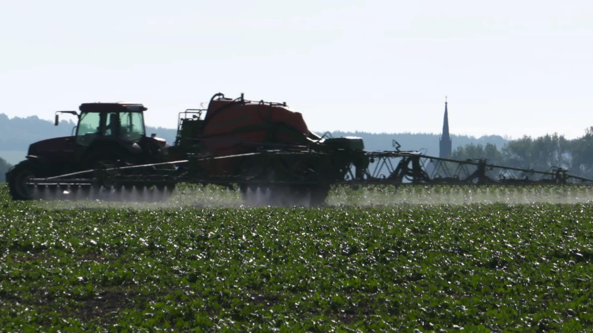 Ein Traktor beim Ausbringen von Pestiziden. | MDR Fakt / Denis Kliewer
