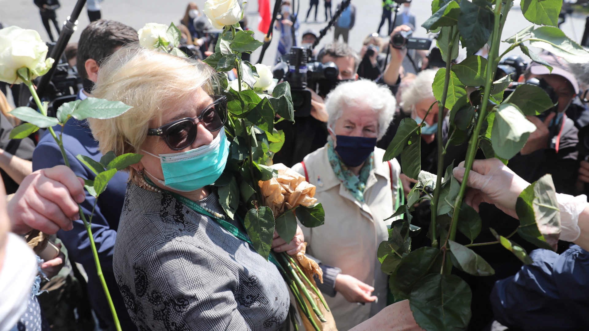 Malgorzata Gersdorf mit Anhängern vor dem Gericht. | TOMASZ GZELL/EPA-EFE/Shutterstoc