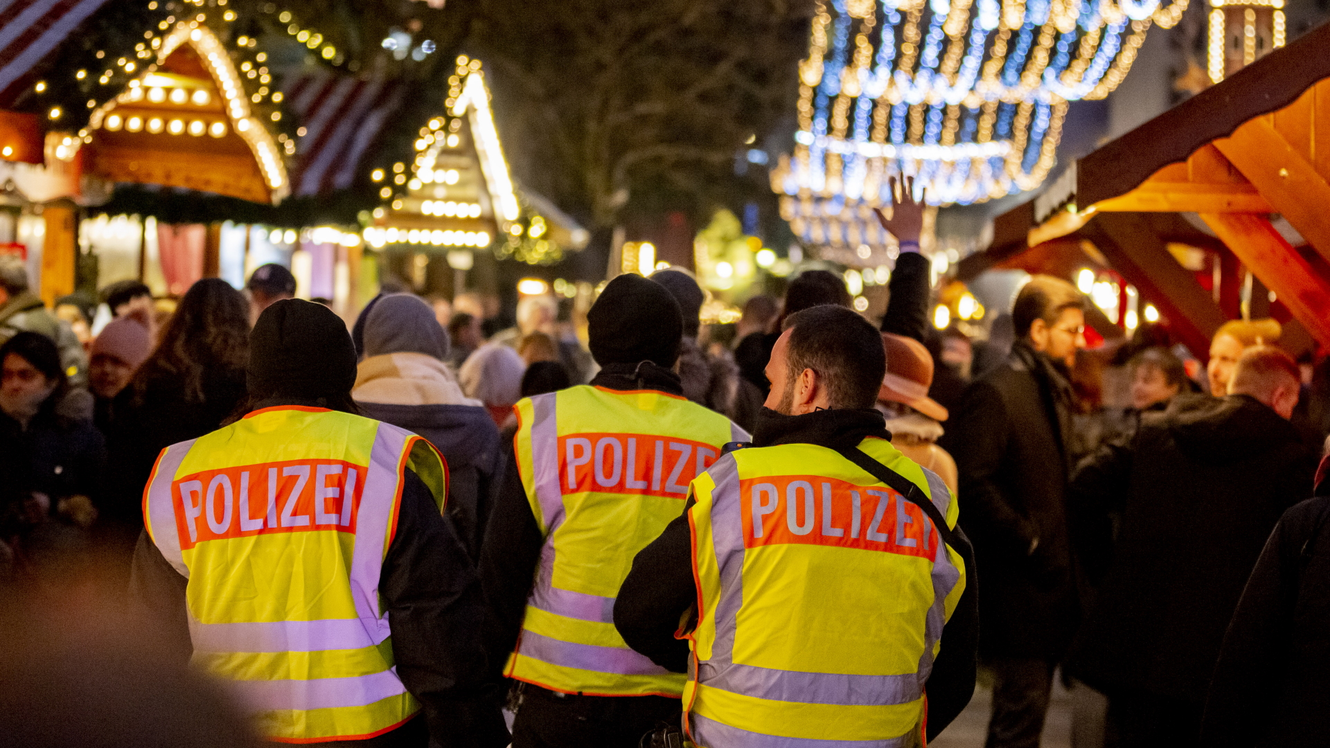 Polizisten patrouillieren auf dem Weihnachtsmarkt am Berliner Breitscheidplatz (Bild vom 10.12.2019) | dpa