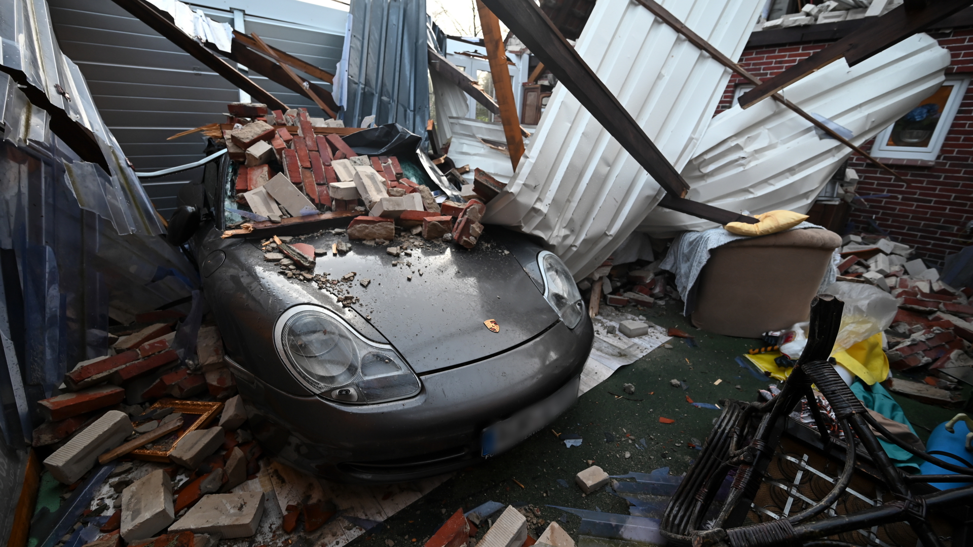 Reste eines eingestürzten Daches liegen nach dem Orkan Zeynep auf einem Porsche. | dpa