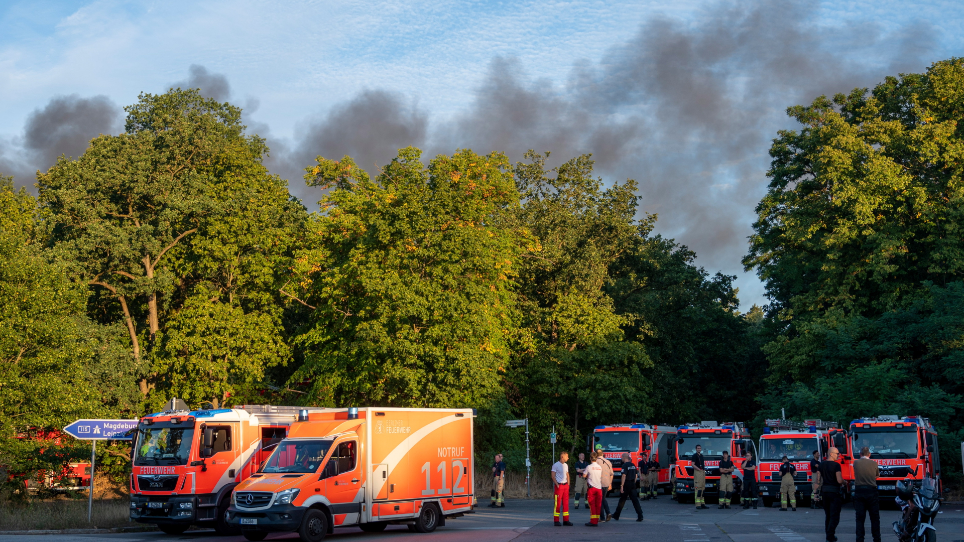 Mehr als 100 Feuerwehrleute sind nach der Explosion im Grunewald im Einsatz. | dpa