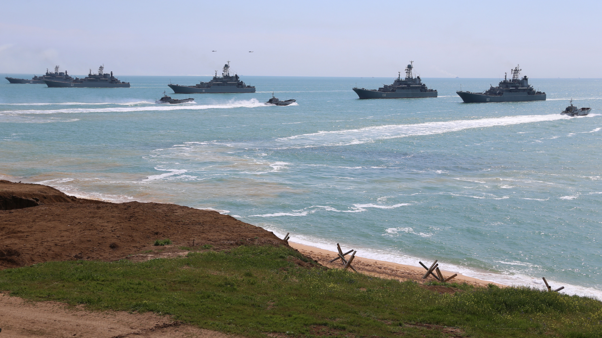Russische Kriegsschiffe bei einem Landungsmanöver vor der Krim im Schwarzen Meer (Bild: Verteidigungsministerium Russland) | EPA