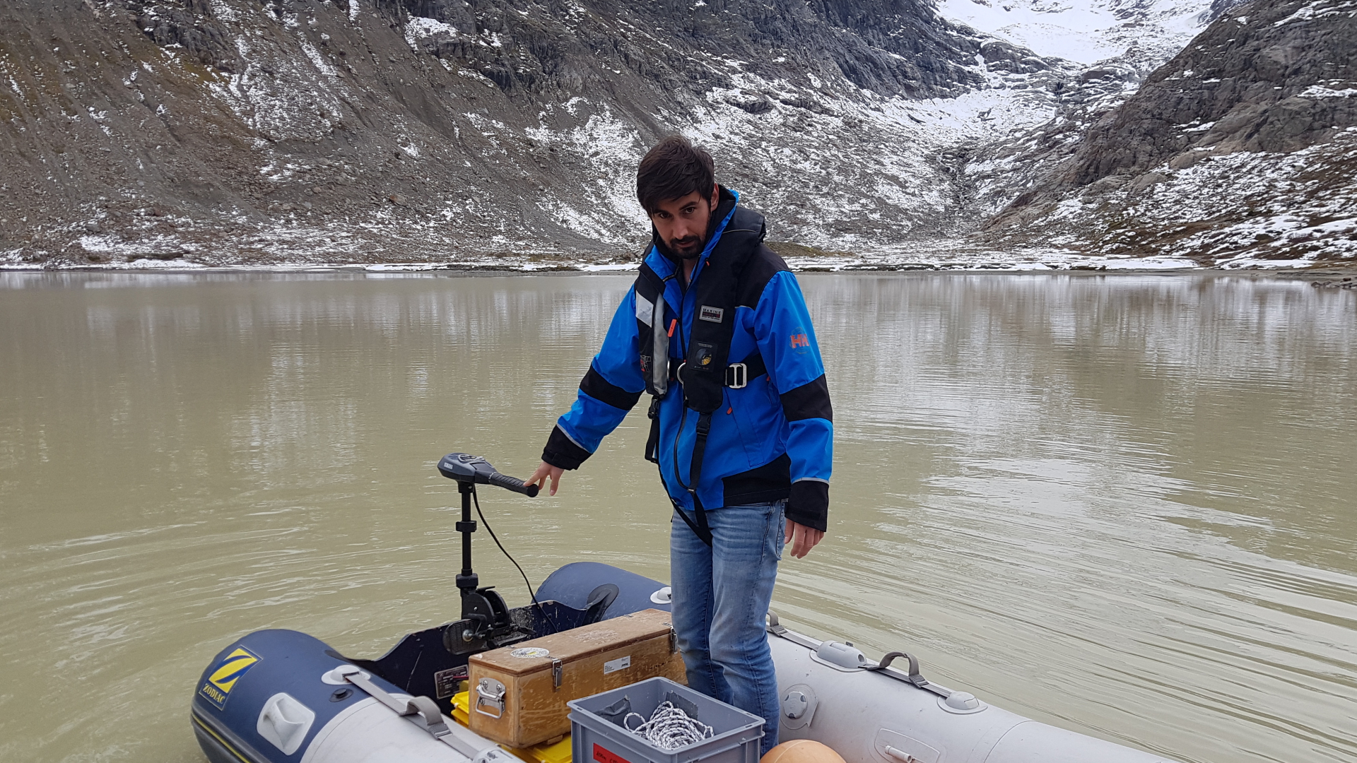  Michael Plüss, Techniker des schweizerischen Wasserforschungsinstituts, installiert eine Thermistorenkette auf dem Steisee. | dpa