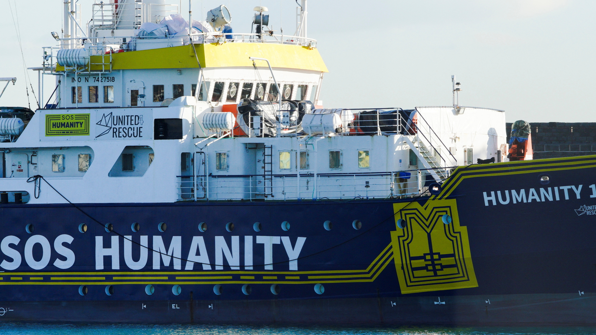 Die "Humanity 1" liegt im sizilianischen Hafen Catania. | REUTERS