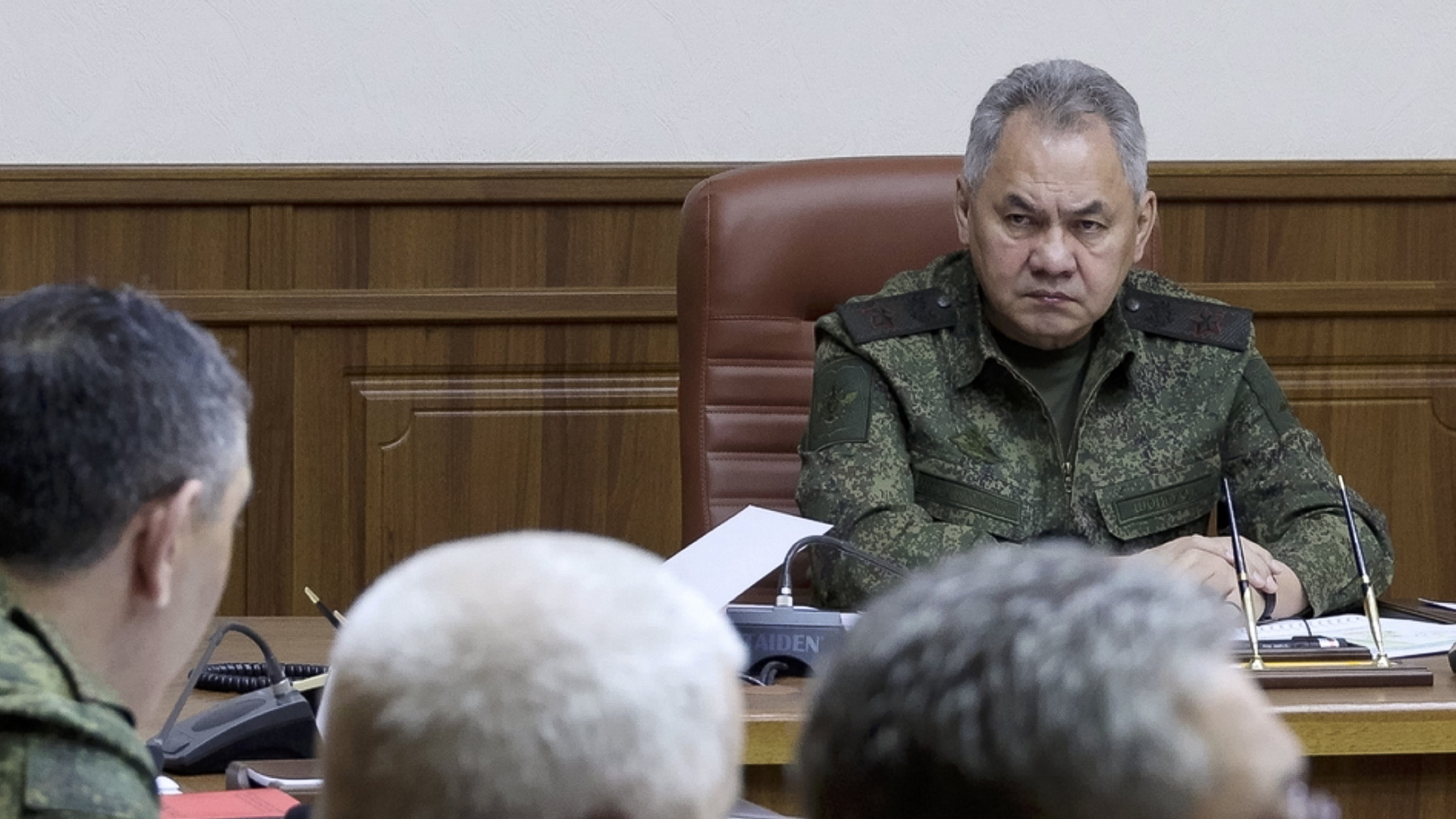 Der russische Verteidigungsminister Sergej Schoigu spricht während eines Treffens mit Militärkommandeuren in Russland.