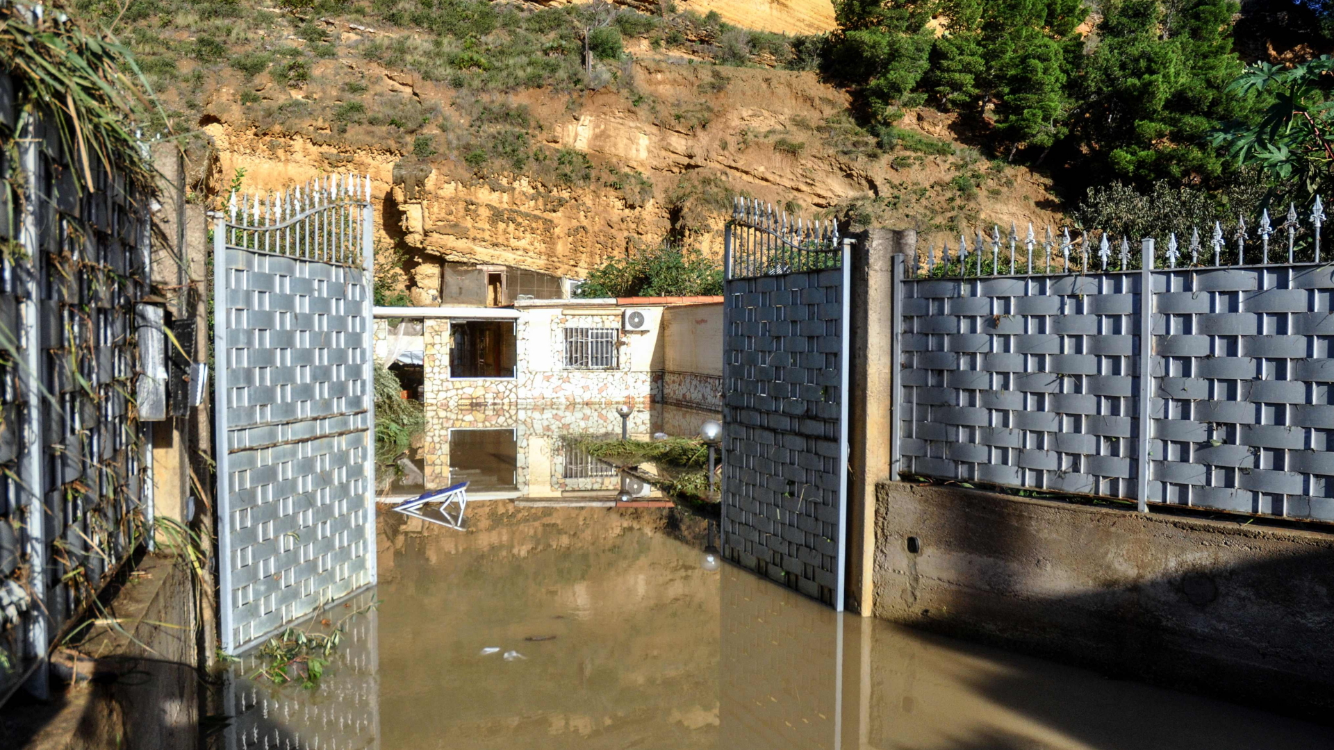 Überflutetes Haus bei Palermo | Bildquelle: AFP