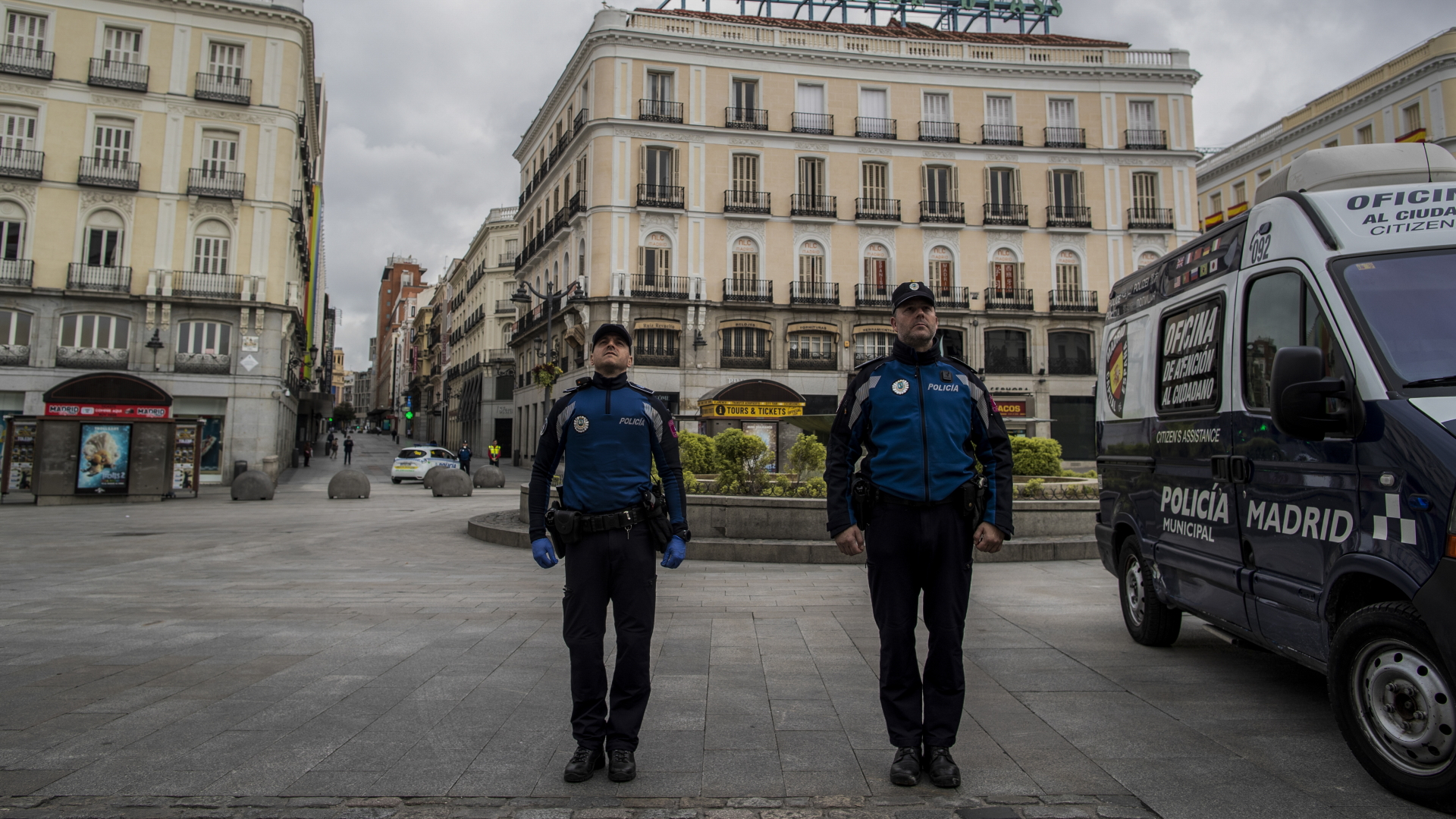 Zwei Polizisten stehen in der Innenstadt von Madrid. | dpa
